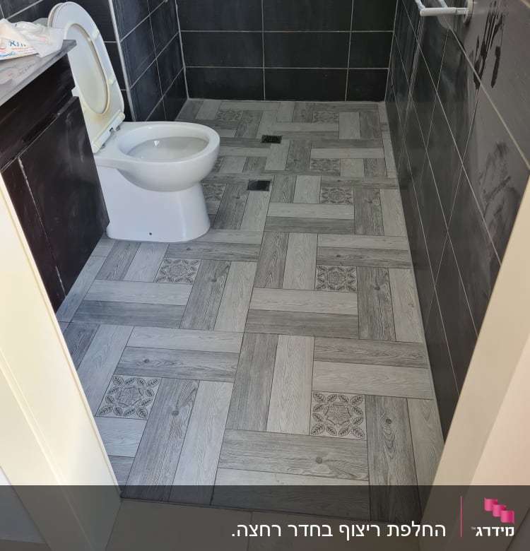 ריצוף חדש בחדר אמבטיה עם אריחים אפורים